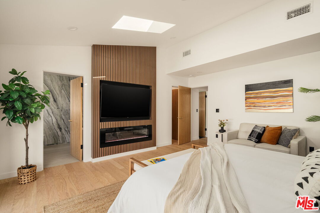 22649 Mulholland Dr