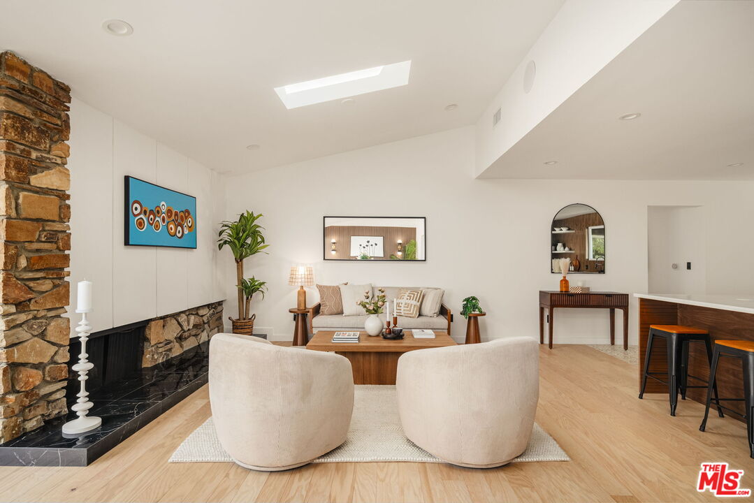 22649 Mulholland Dr