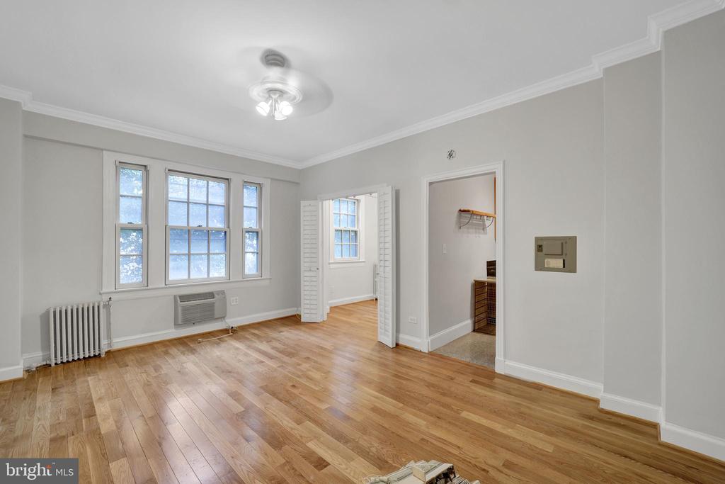 2032 BELMONT NW Unit: 215