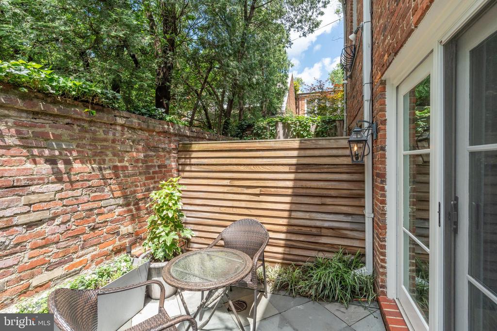 4 POMANDER WALK NW