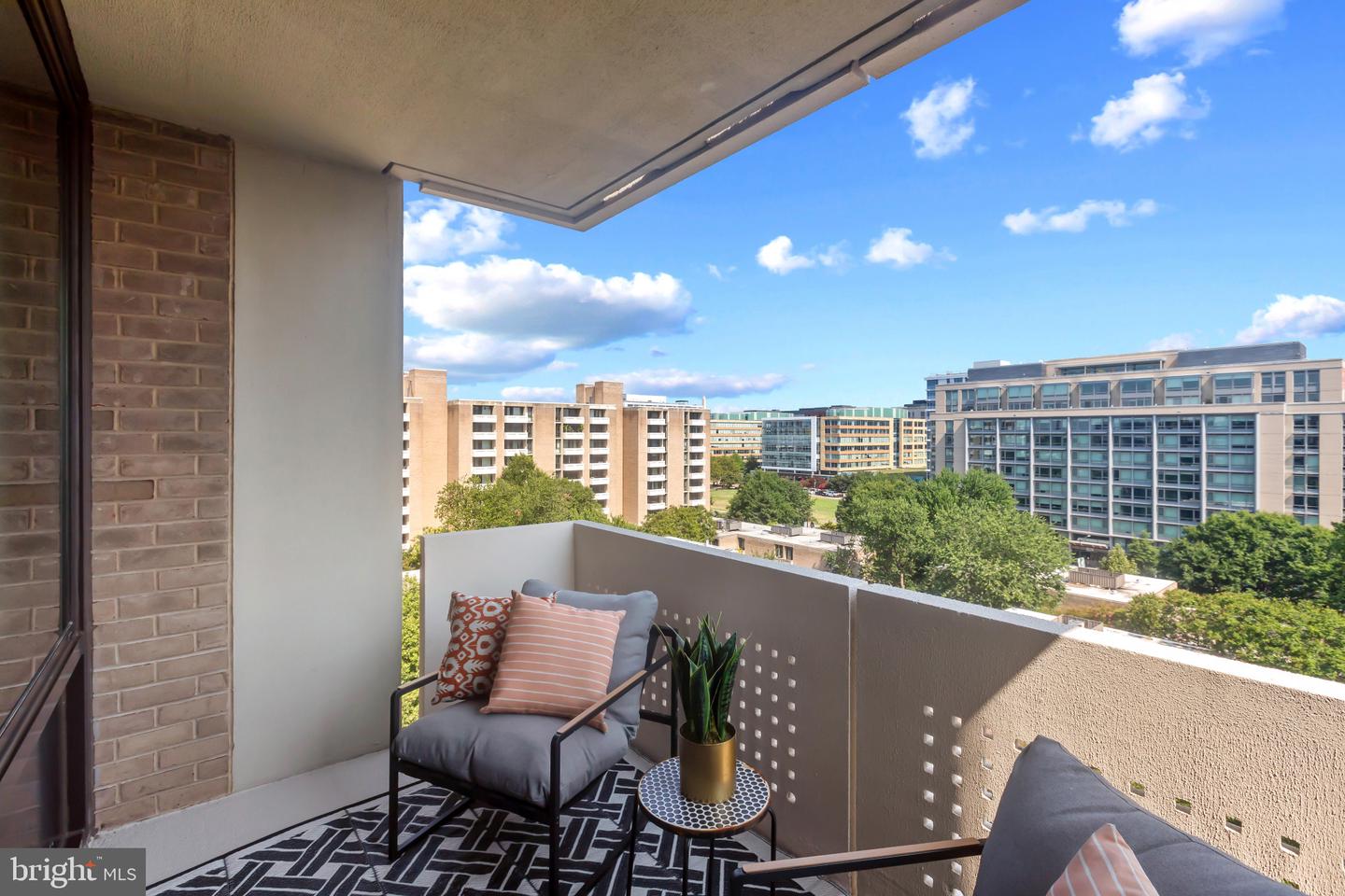 240 M St SW #E715