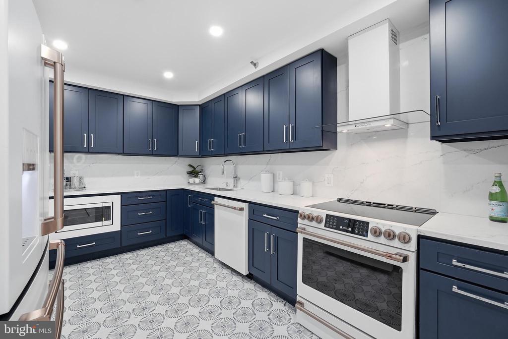 4550 N PARK AVENUE Unit: 807