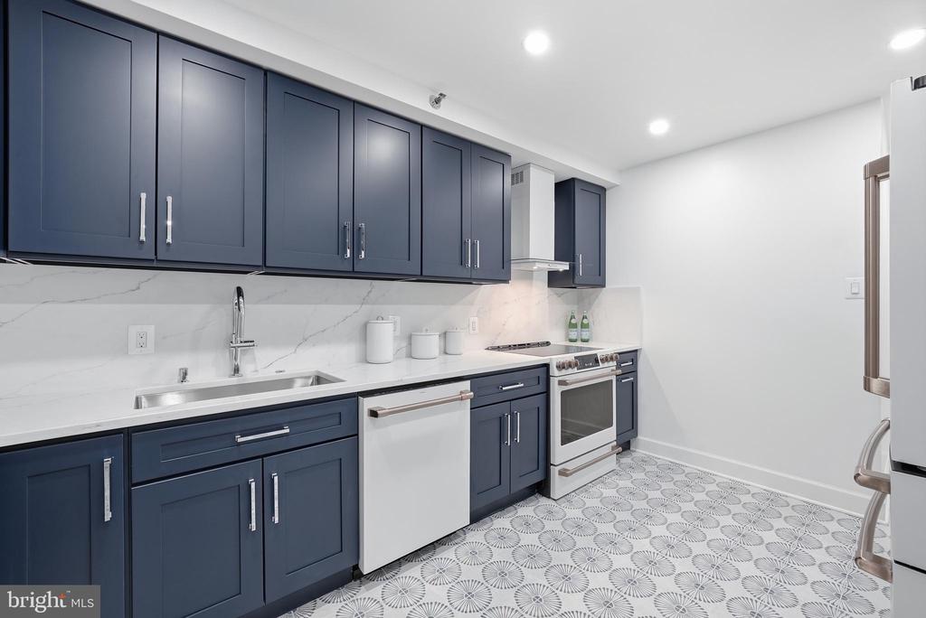 4550 N PARK AVENUE Unit: 807