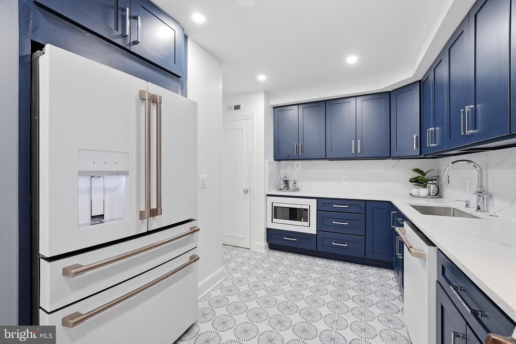 4550 N PARK AVENUE Unit: 807