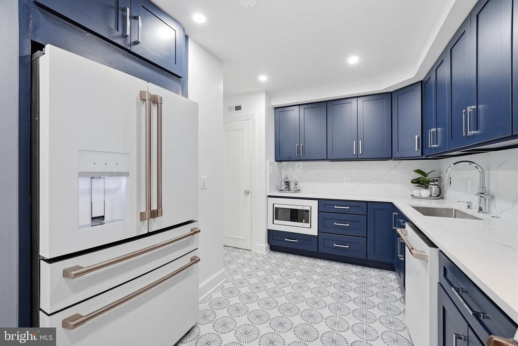 4550 N PARK AVENUE Unit: 807