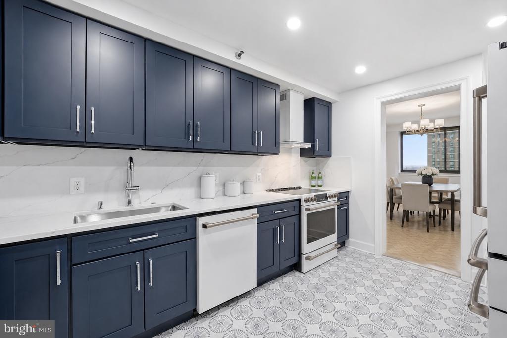 4550 N PARK AVENUE Unit: 807