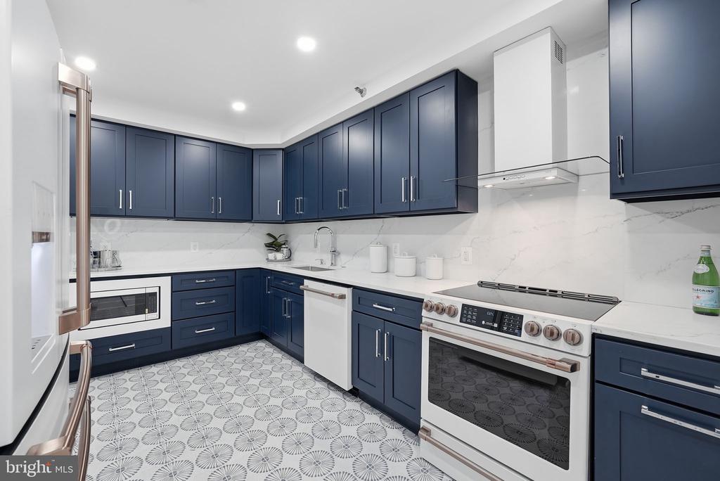 4550 N PARK AVENUE Unit: 807