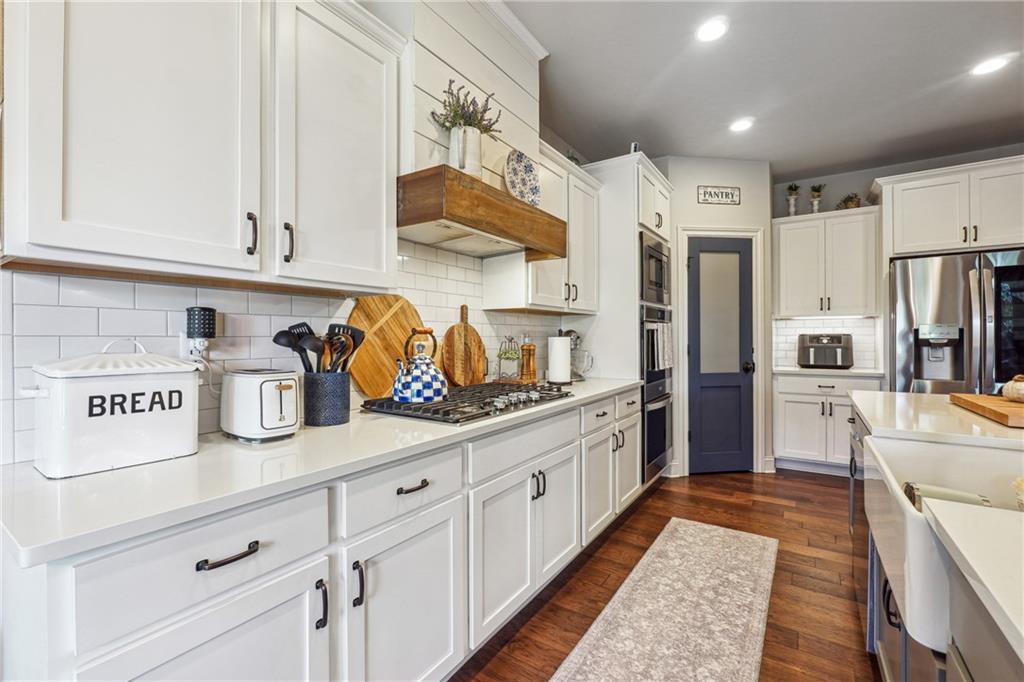 7111 Lake Edge Drive