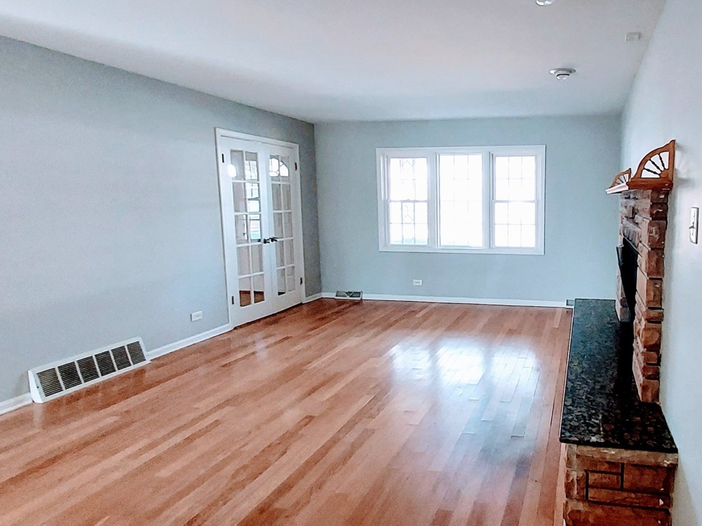 2944 Macfarlane Crescent