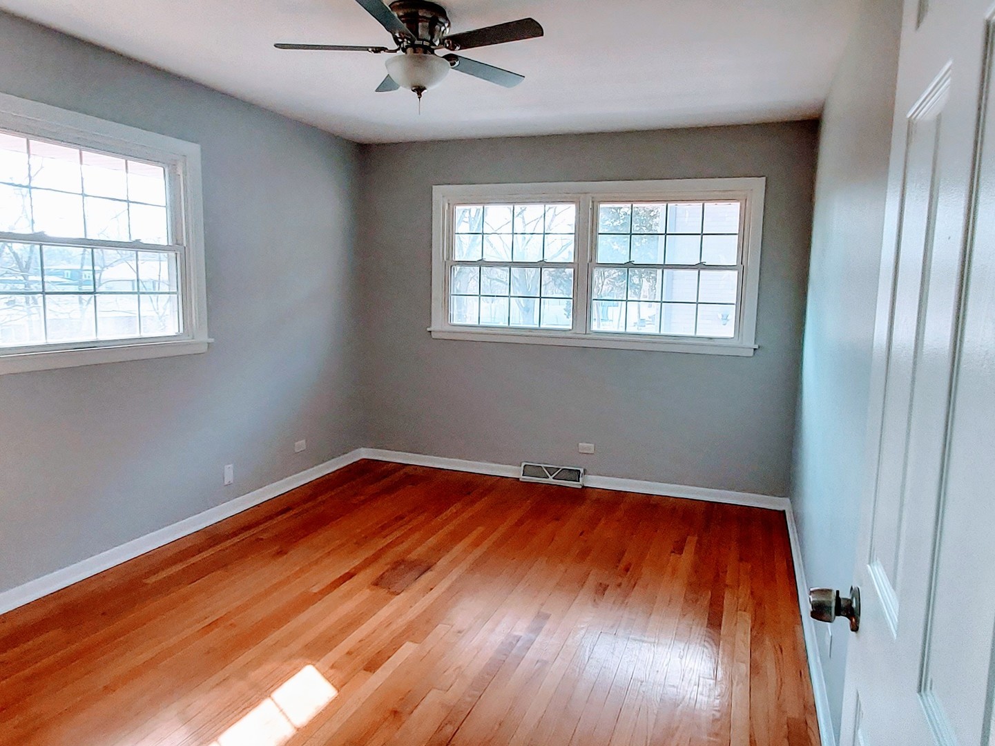 2944 Macfarlane Crescent