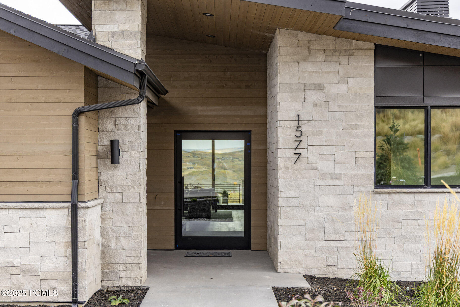 1577 W Skyridge Drive