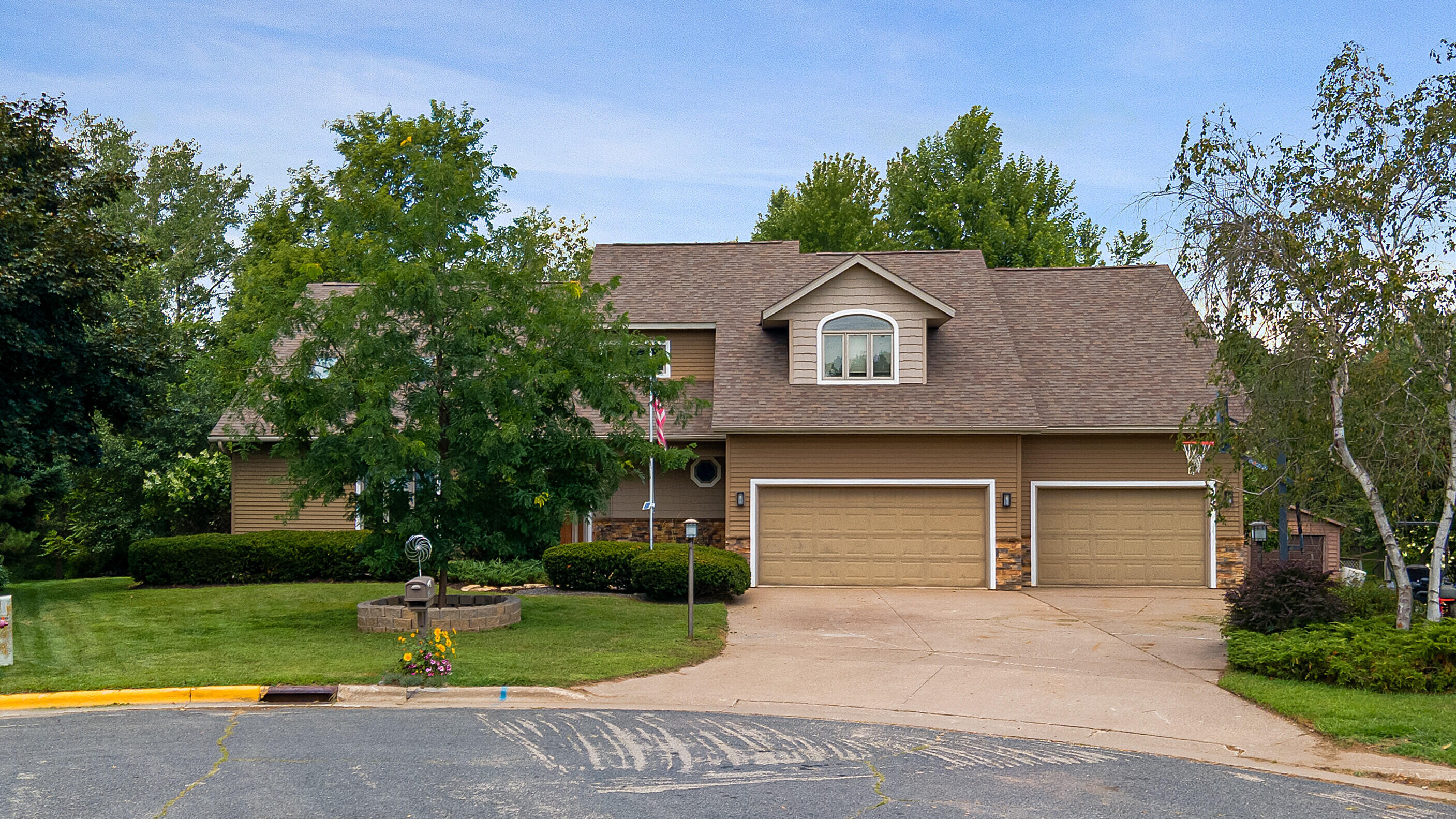 715 Lee Dr