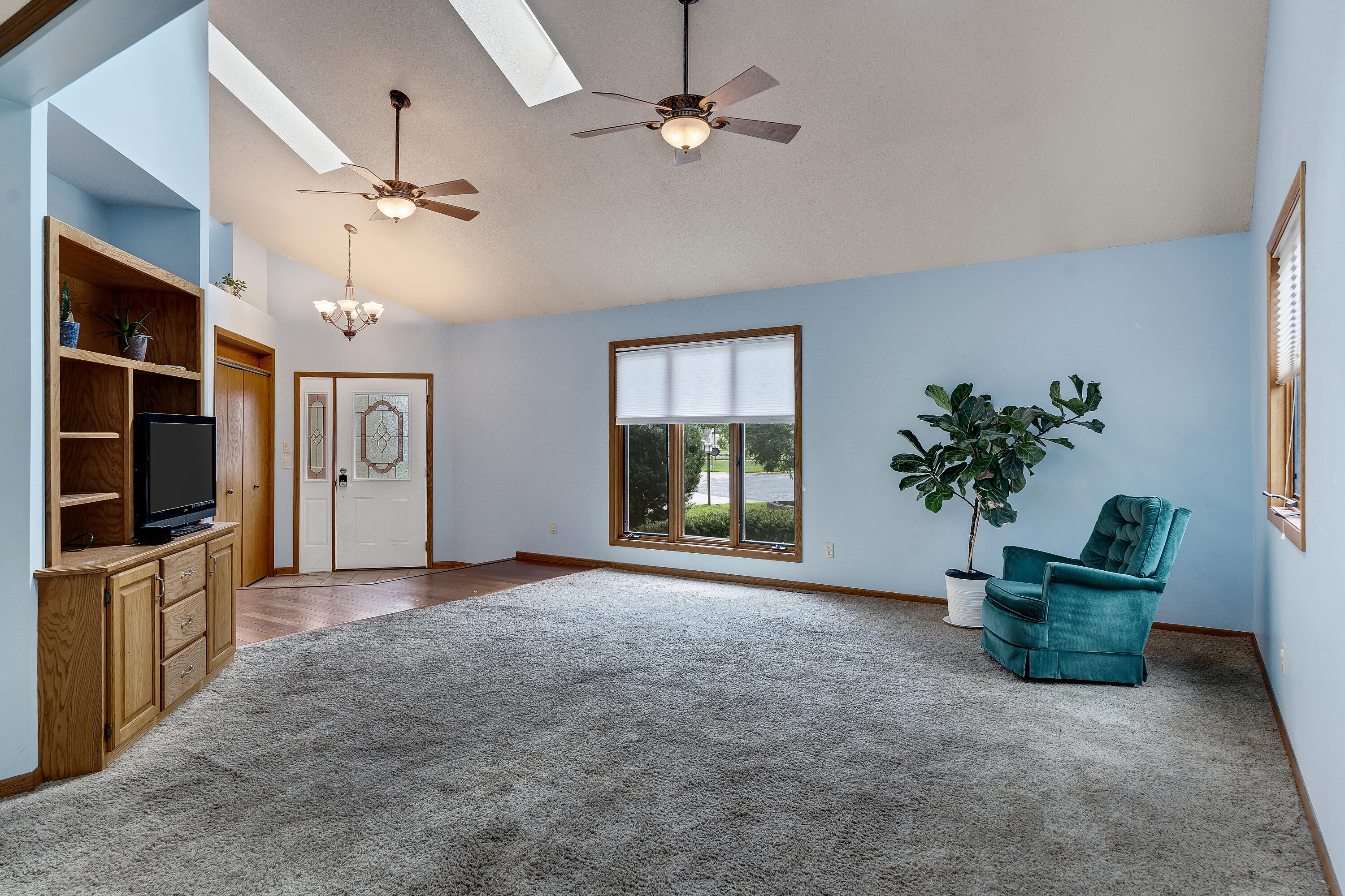 715 Lee Dr