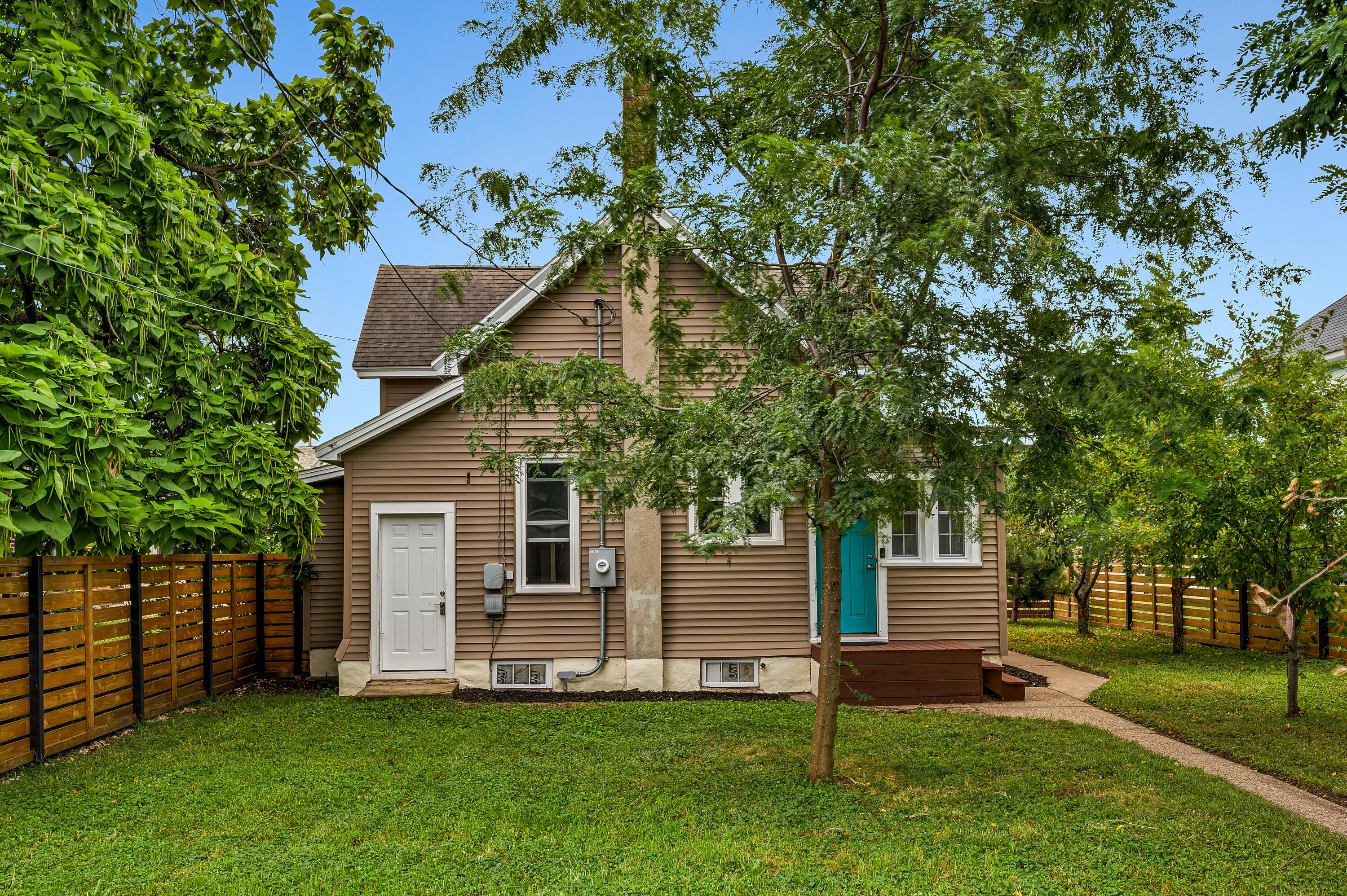 1447 Green Bay St