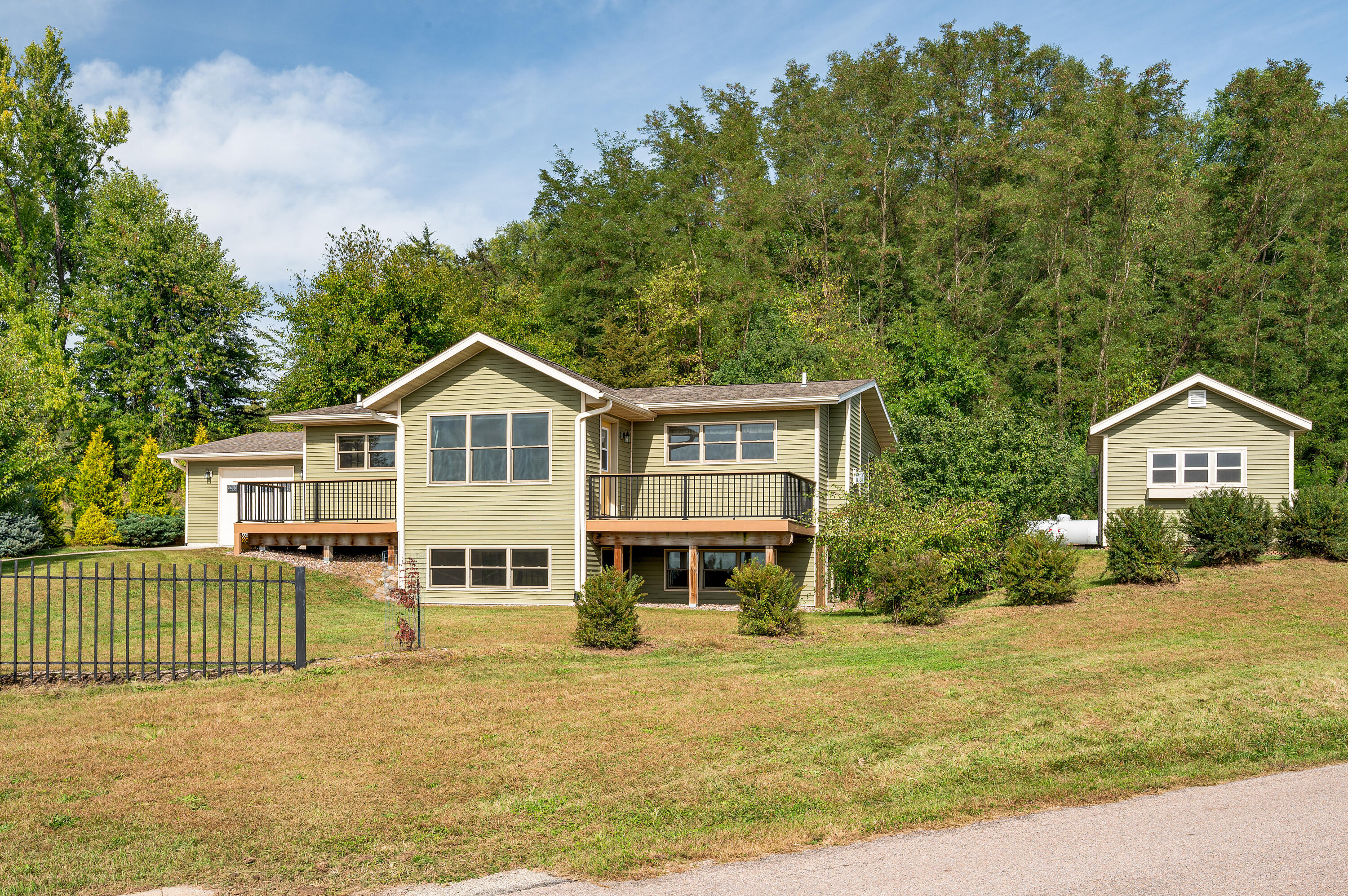 400 White Tail Dr