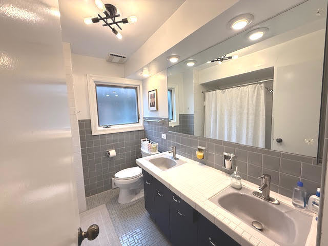 556 N BARTON Avenue Unit: 1