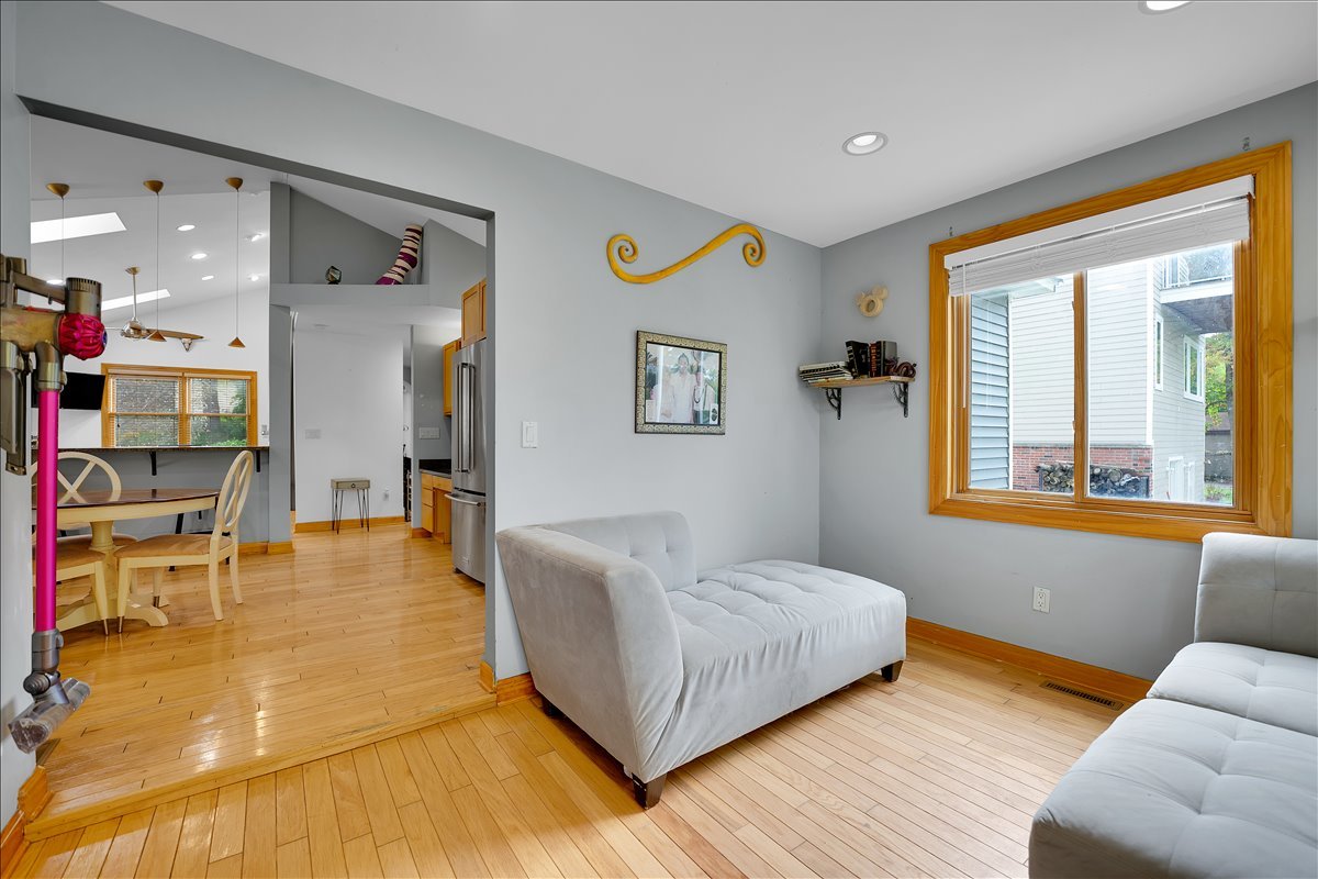7N054 Jackson Avenue