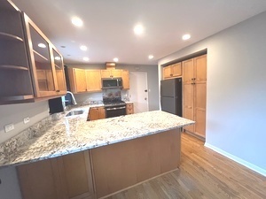 556 N BARTON Avenue Unit: 2