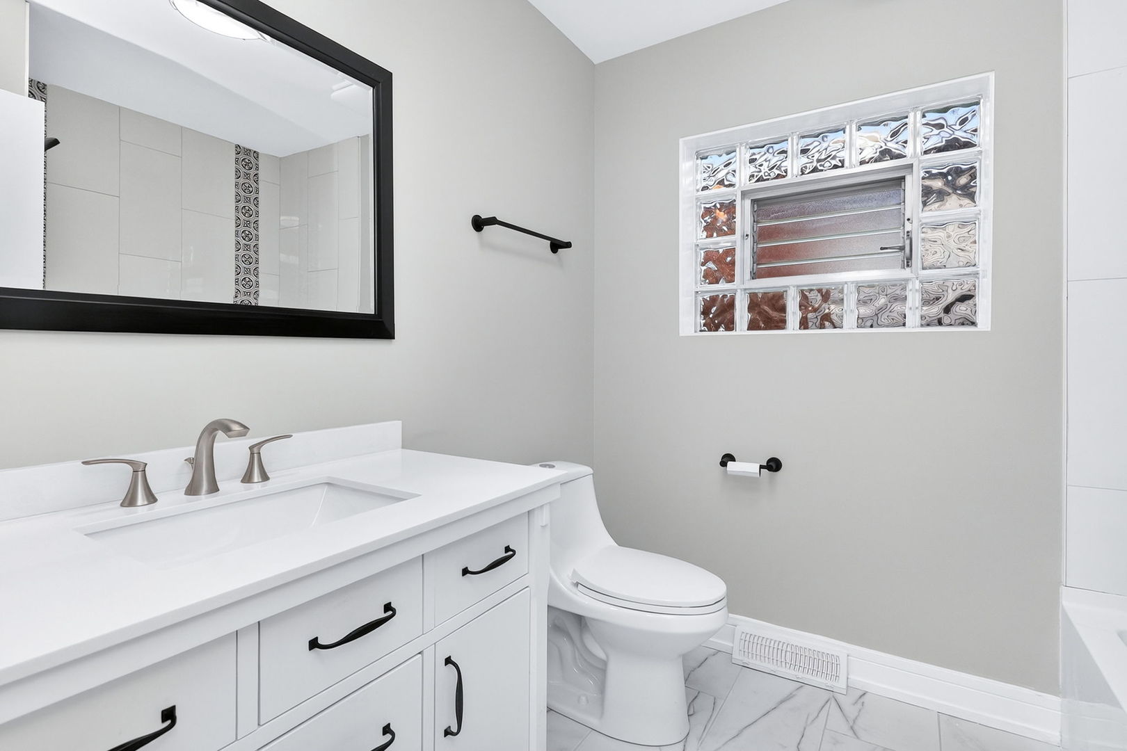 7624 W Ainslie Street