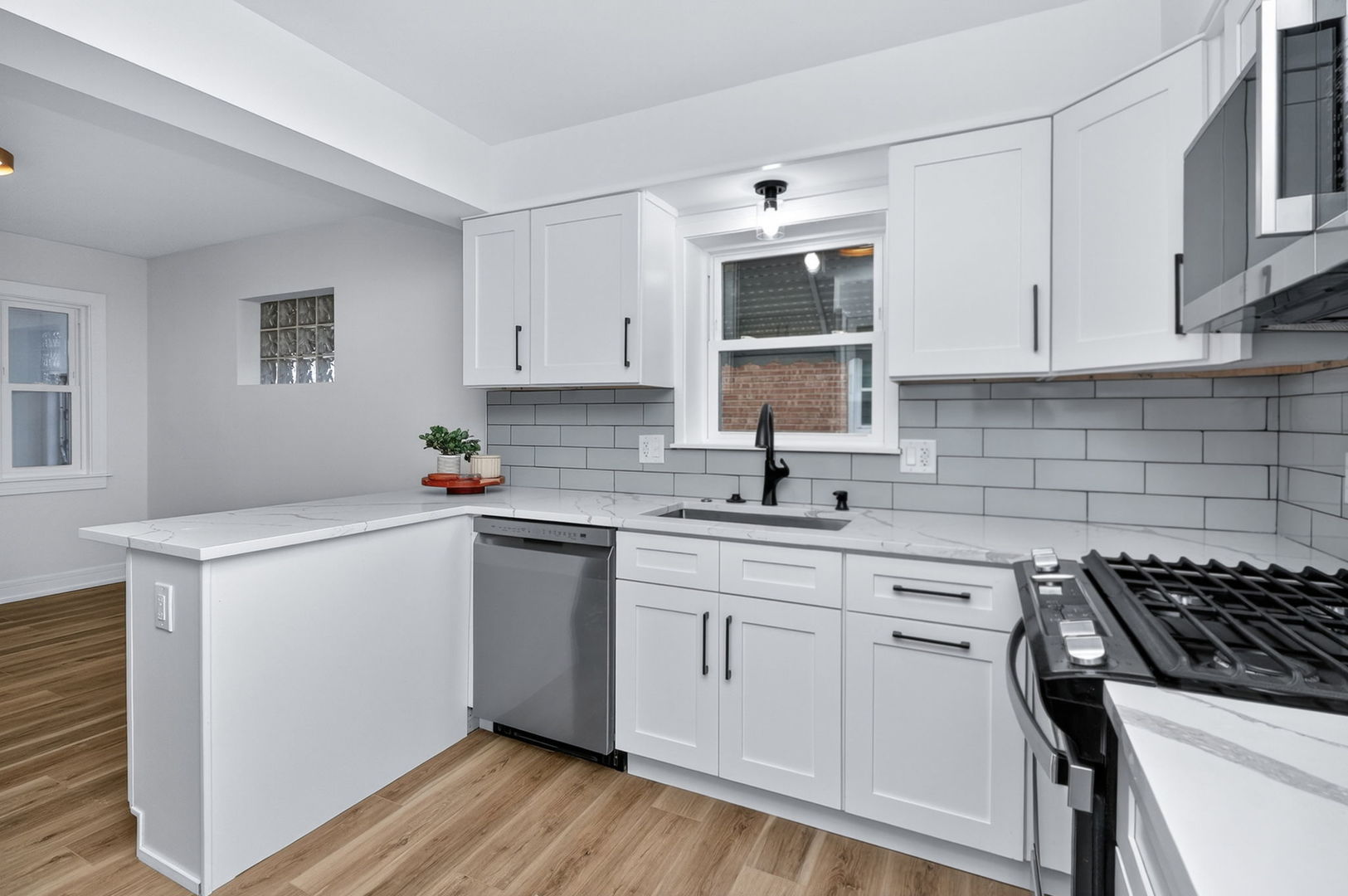 7624 W Ainslie Street