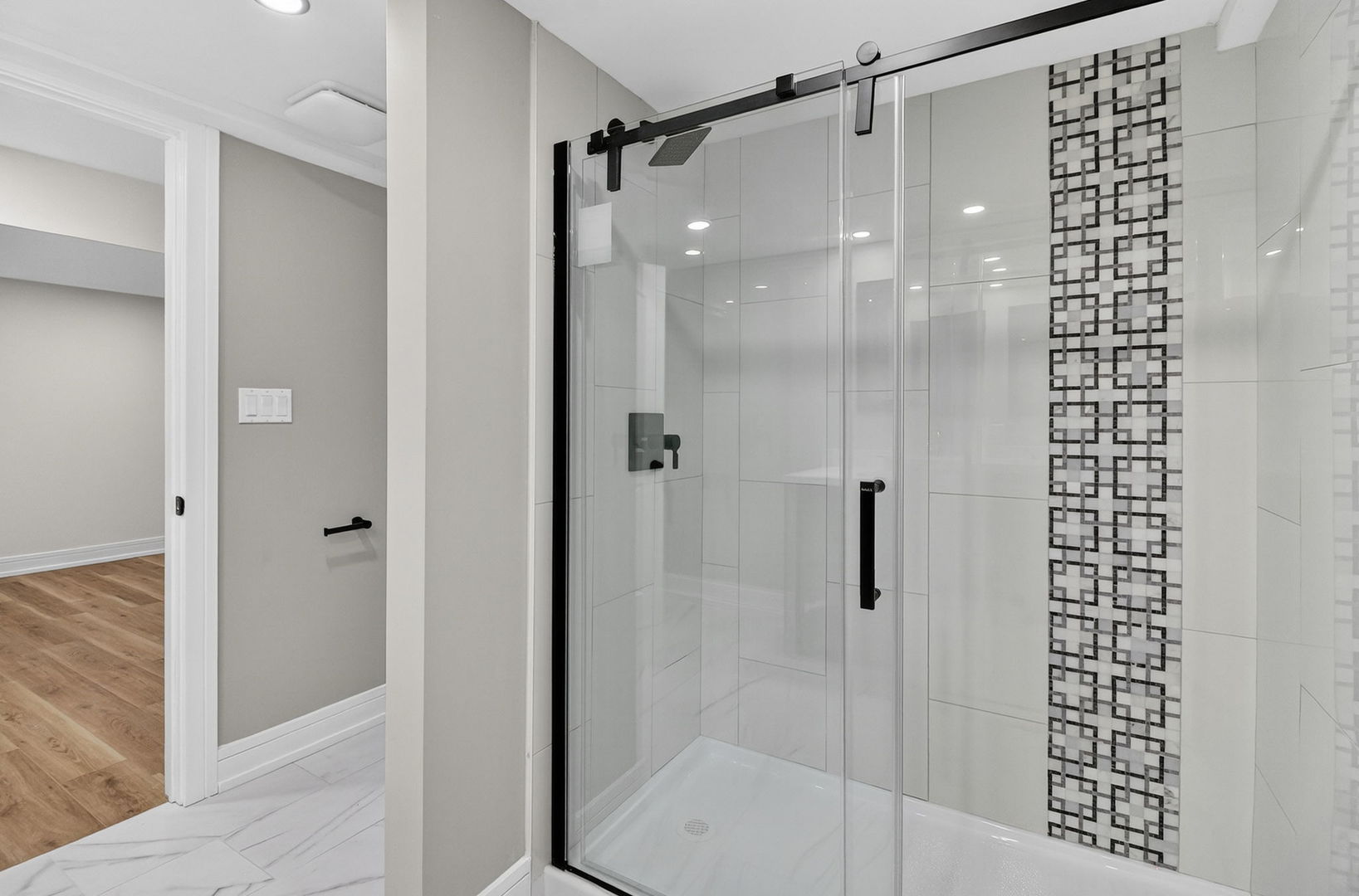 7624 W Ainslie Street