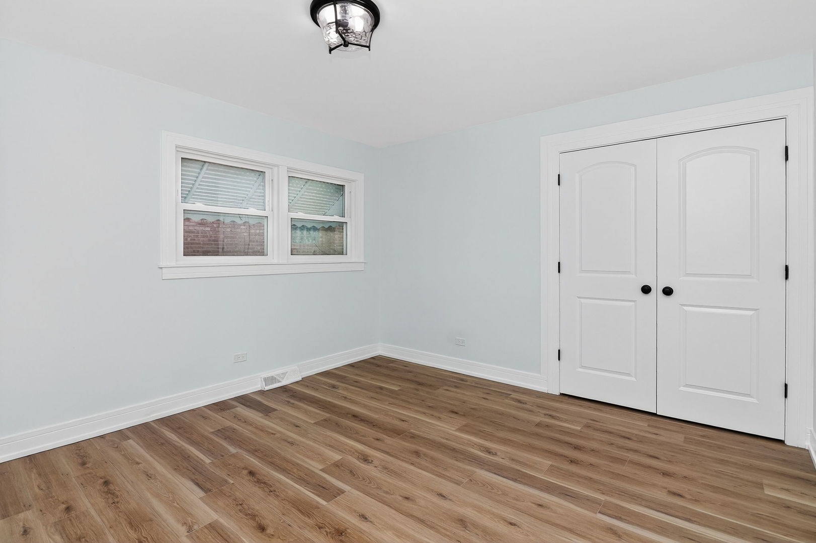 7624 W Ainslie Street