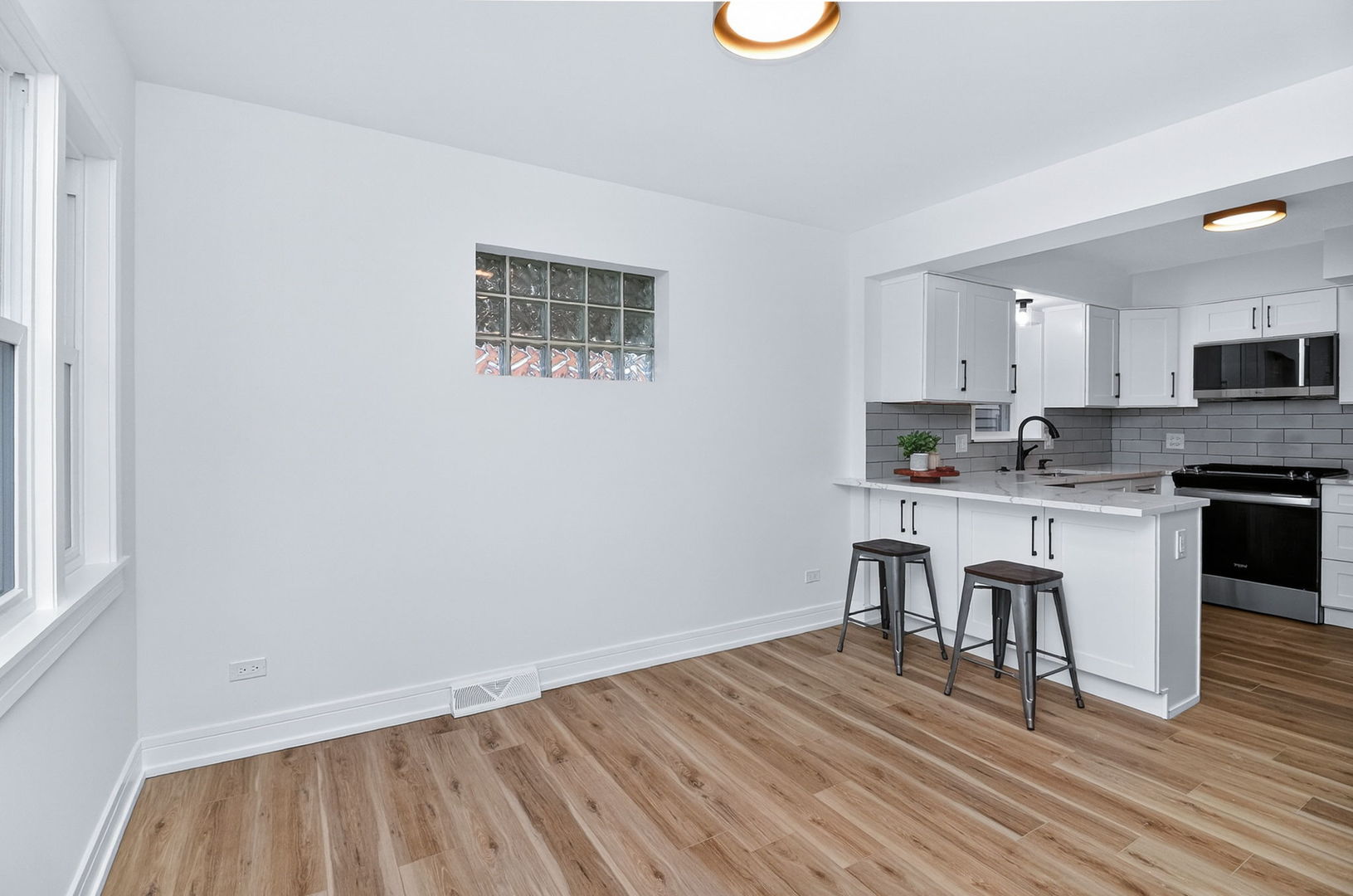 7624 W Ainslie Street