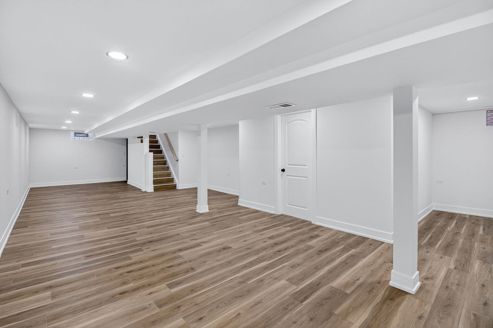 7624 W Ainslie Street