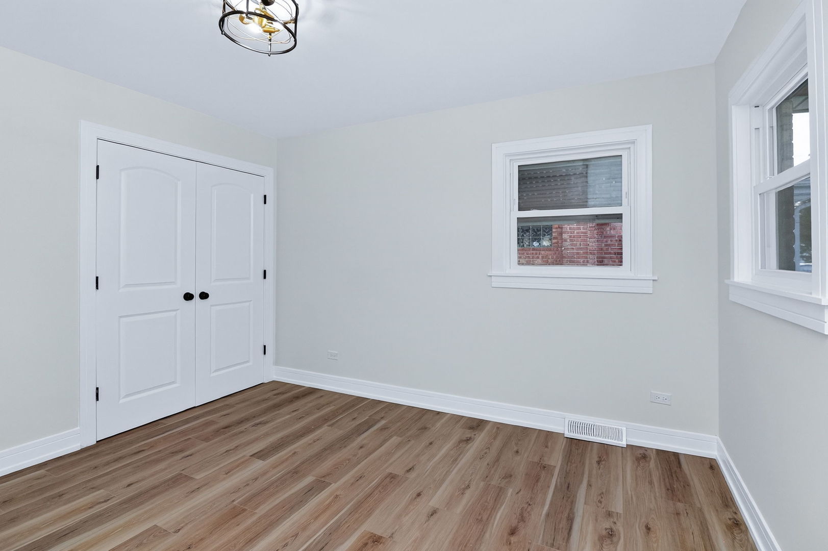 7624 W Ainslie Street