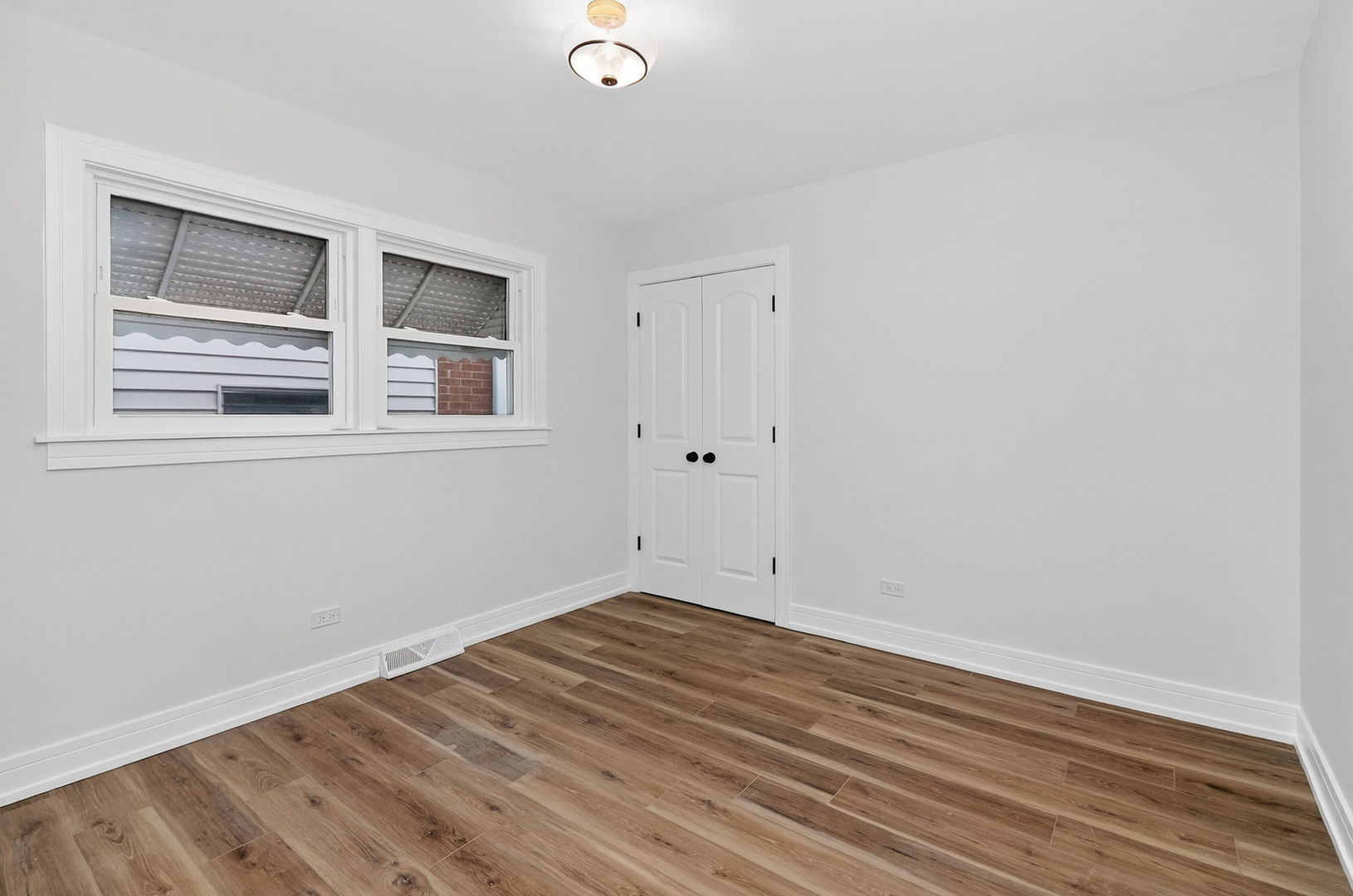 7624 W Ainslie Street