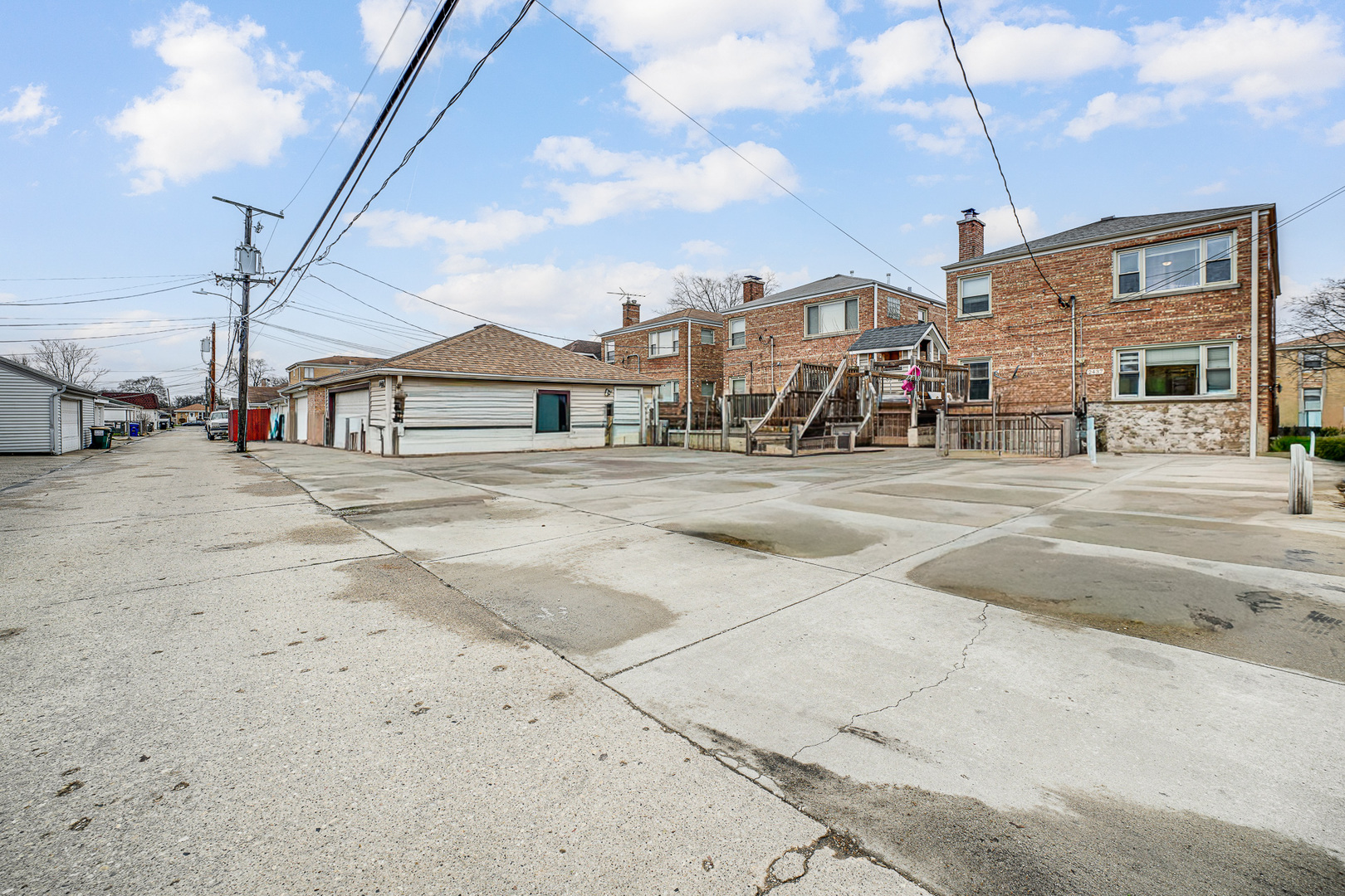 2437 N 78th Avenue