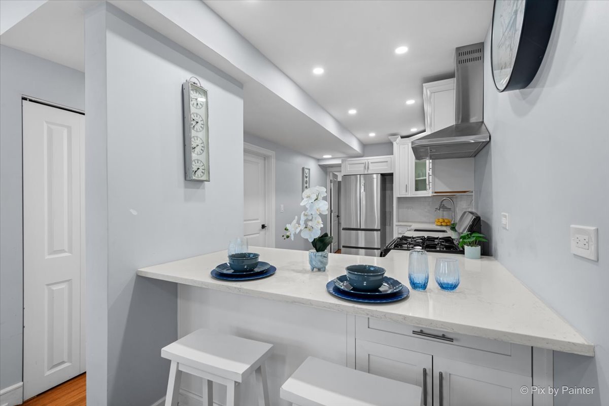 1969 N Lincoln Avenue Unit: 1