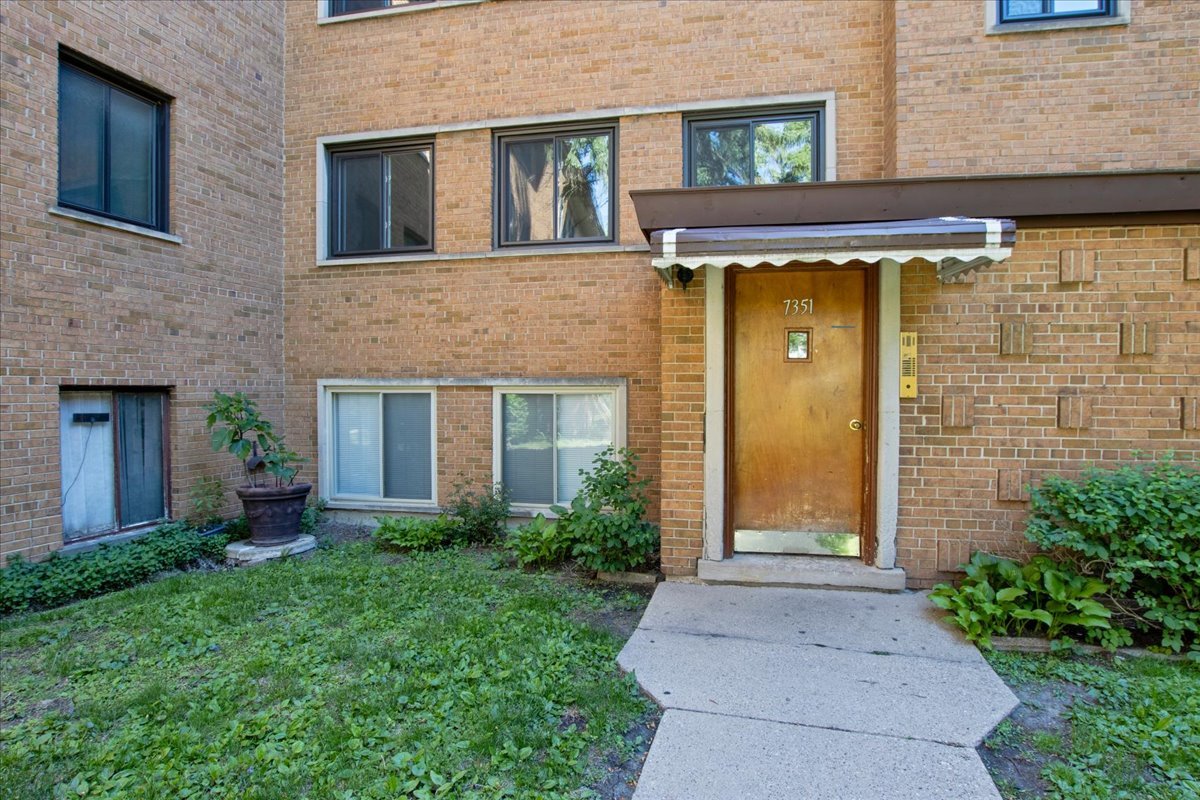 7351 N Ridge Boulevard Unit: 1A