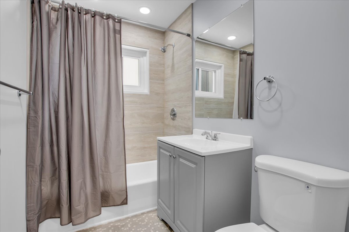 7351 N Ridge Boulevard Unit: 1A