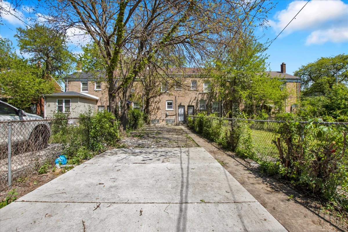 735 E 105th Street