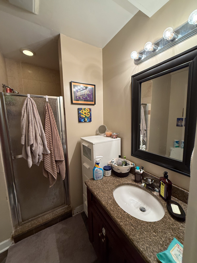 6101 N Washtenaw Avenue Unit: D1