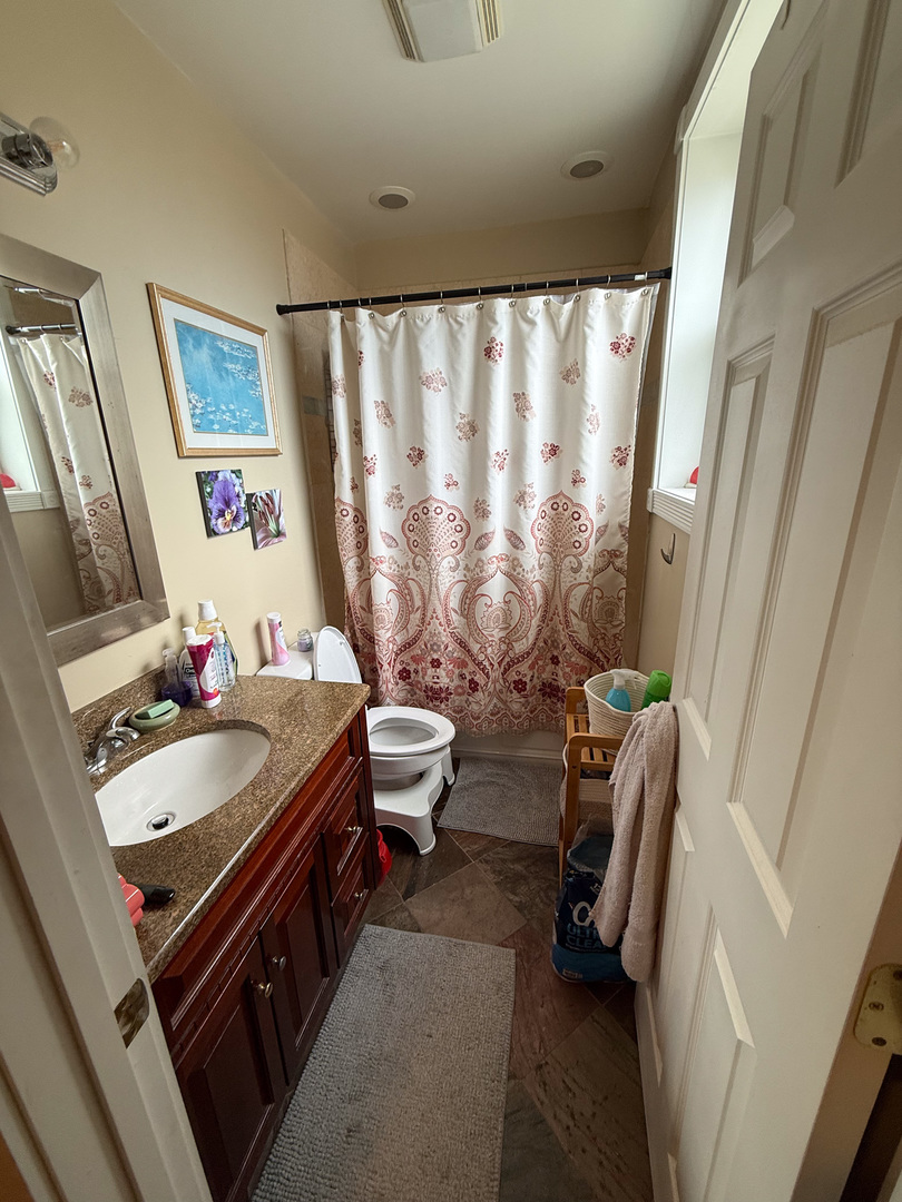 6101 N Washtenaw Avenue Unit: D1