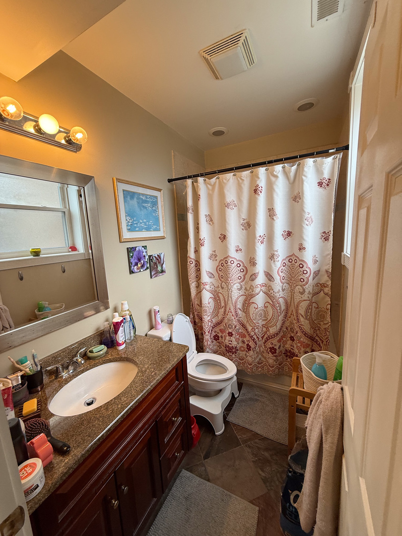 6101 N Washtenaw Avenue Unit: D1