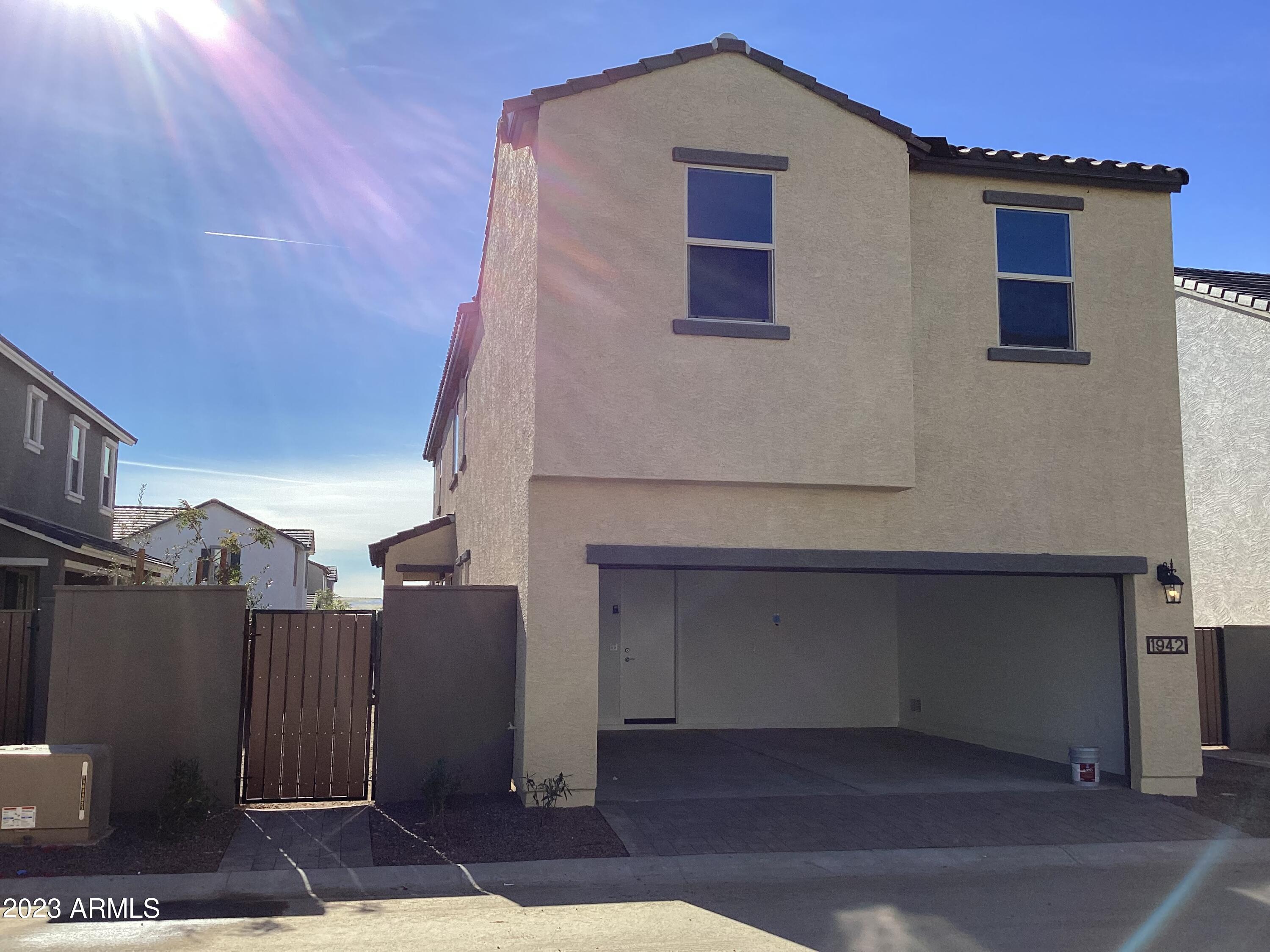 1942 W LARIAT Lane