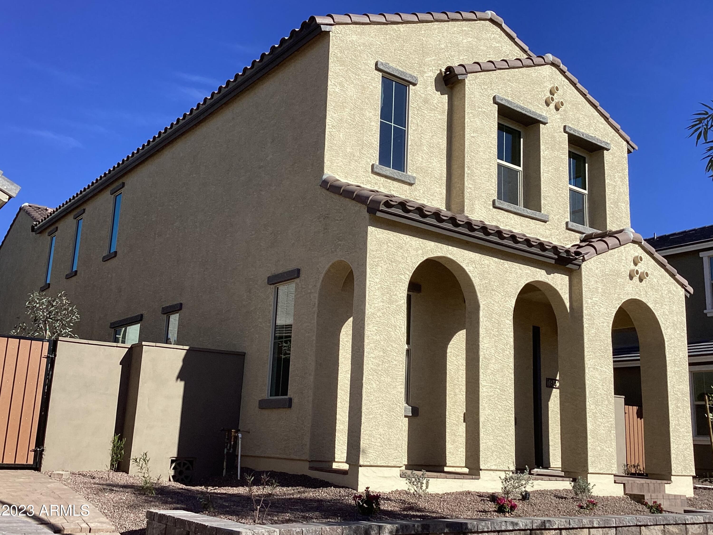1942 W LARIAT Lane