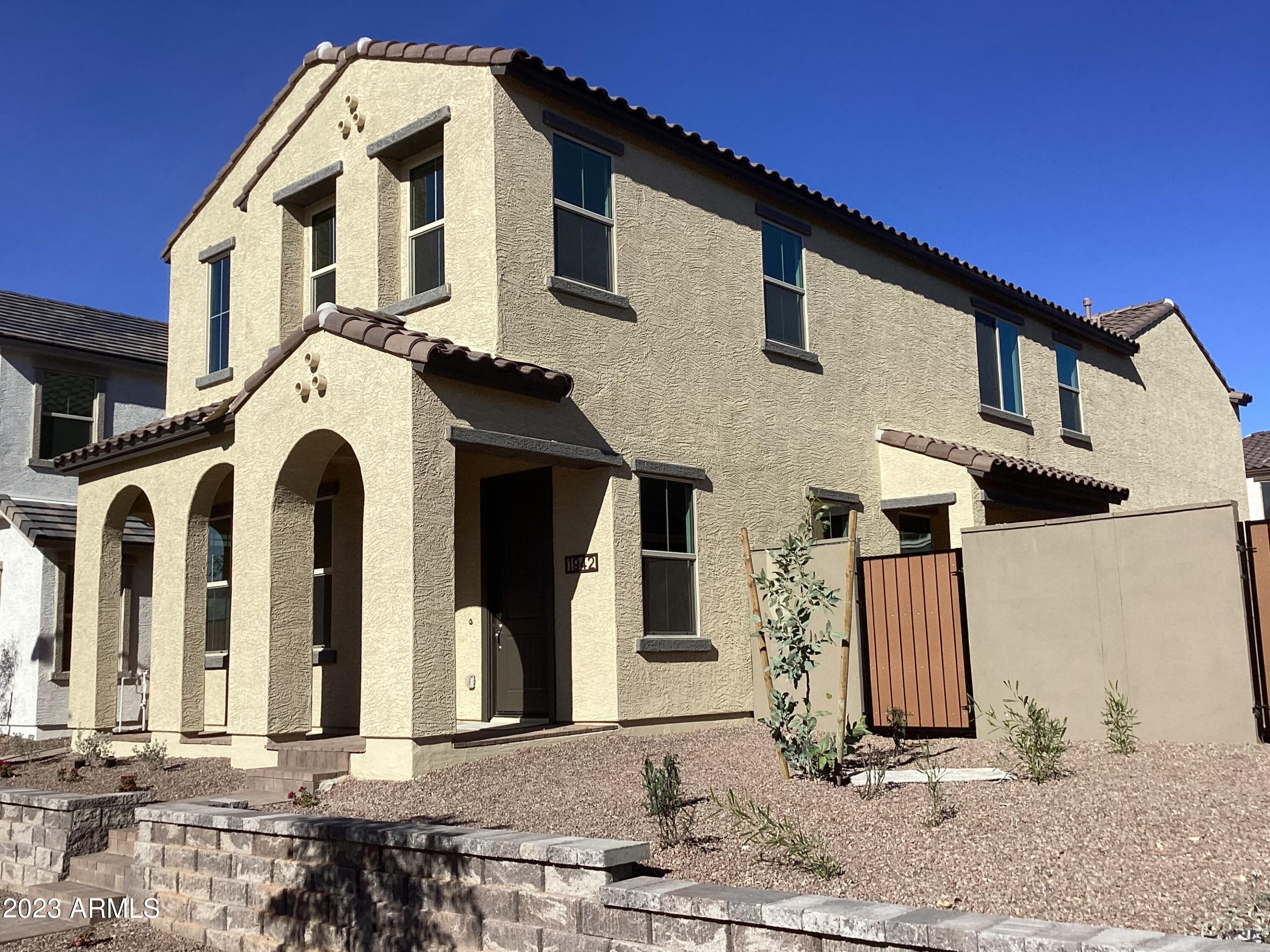 1942 W LARIAT Lane