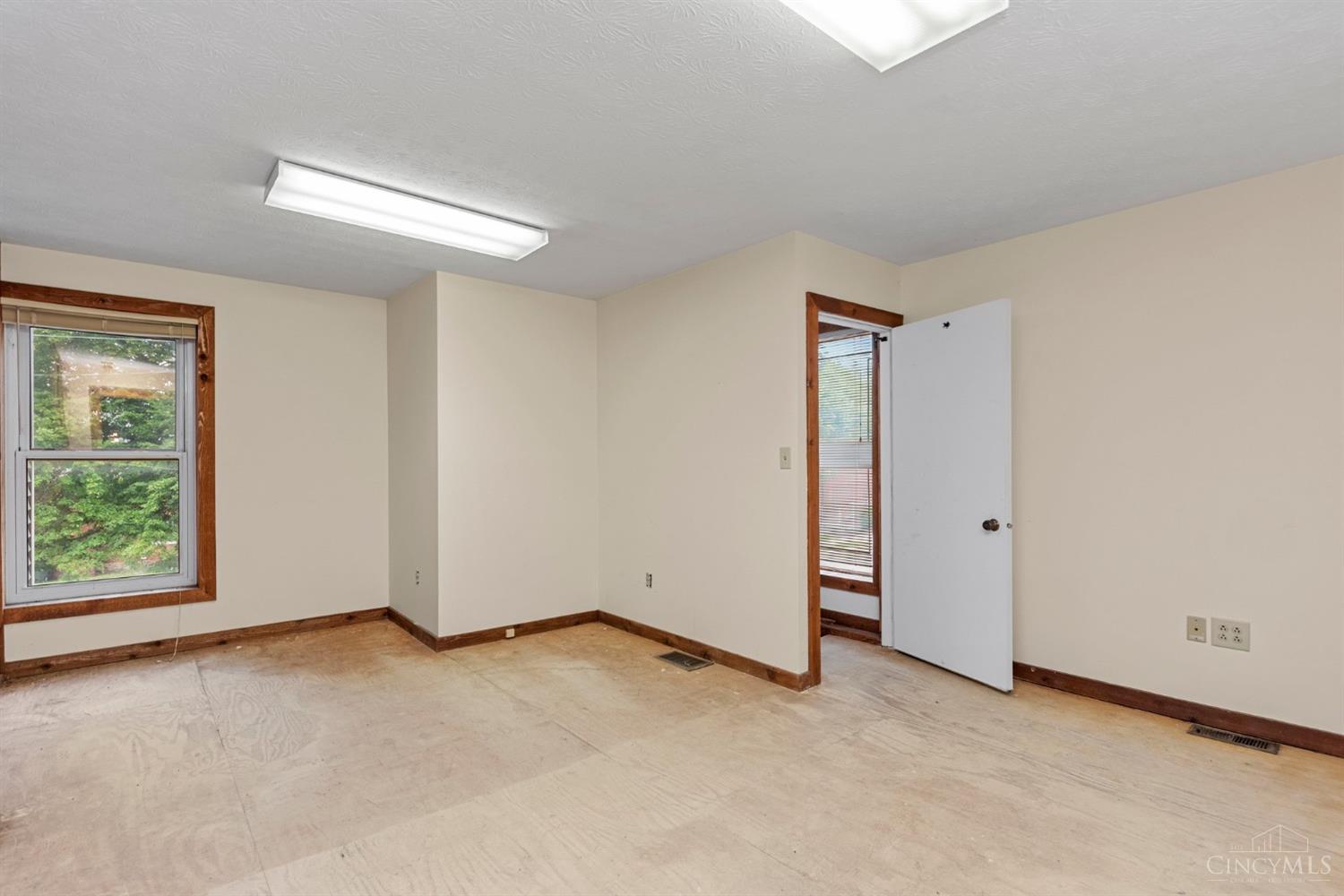 100 E Plane St