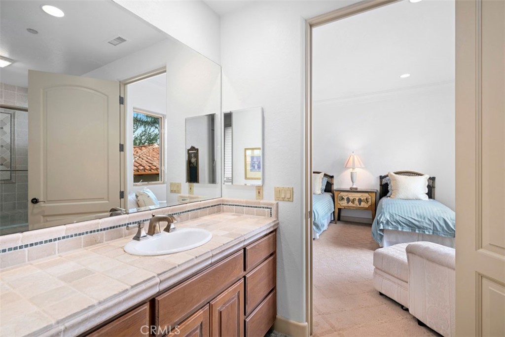 5228 Avenida Maravillas