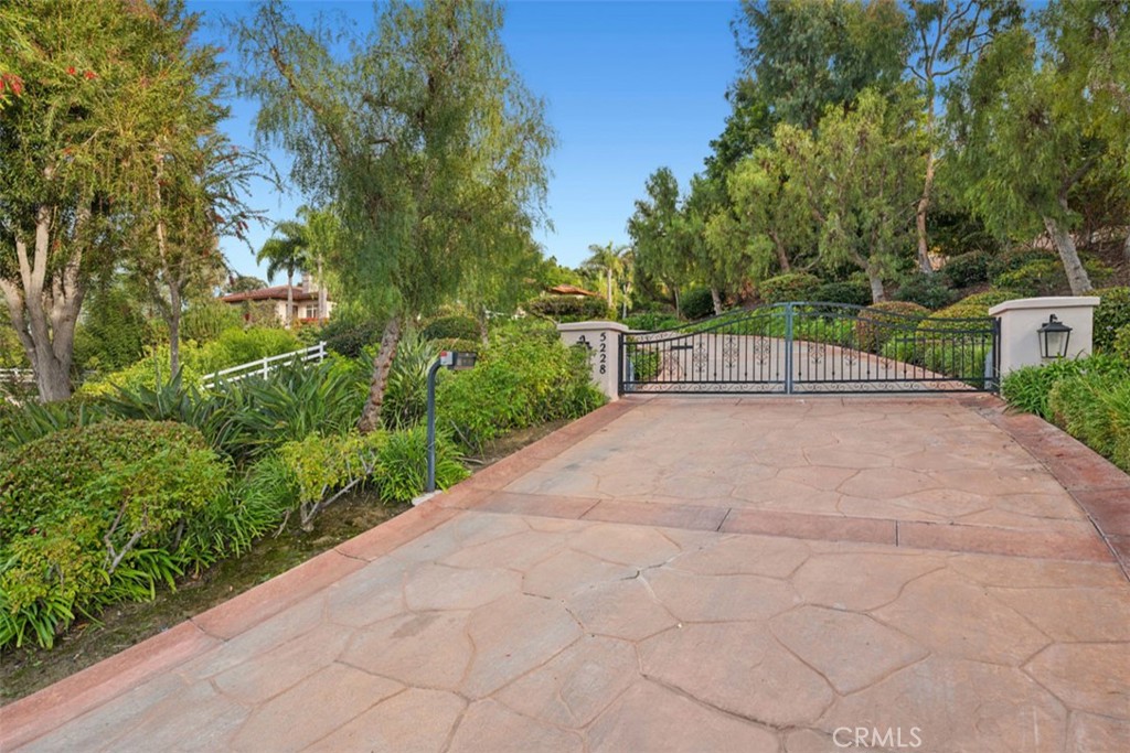 5228 Avenida Maravillas