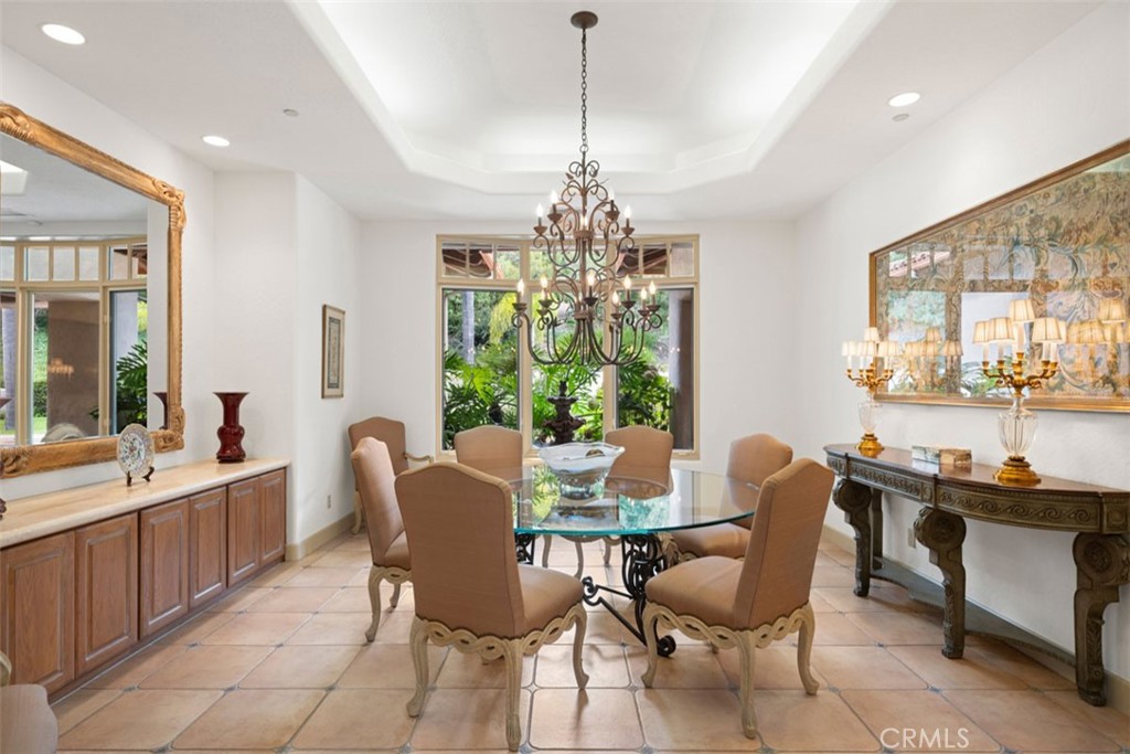 5228 Avenida Maravillas