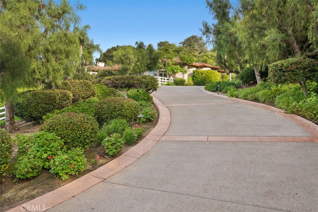 5228 Avenida Maravillas