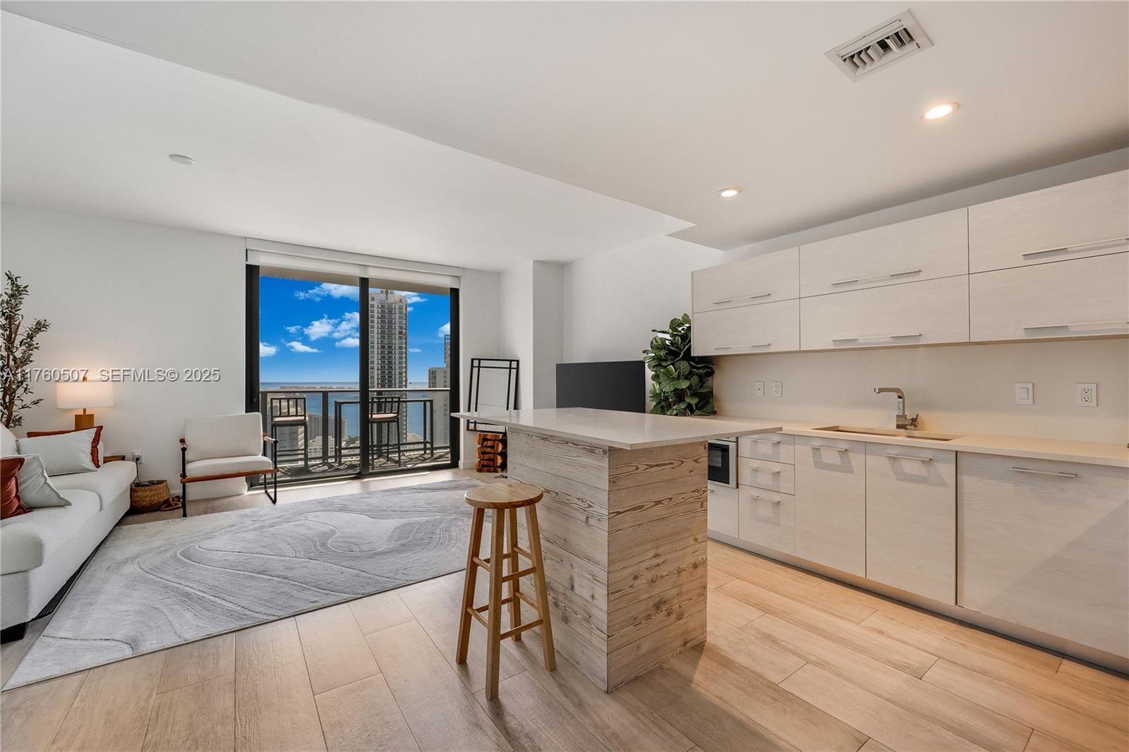 45 SW 9th Street 3702