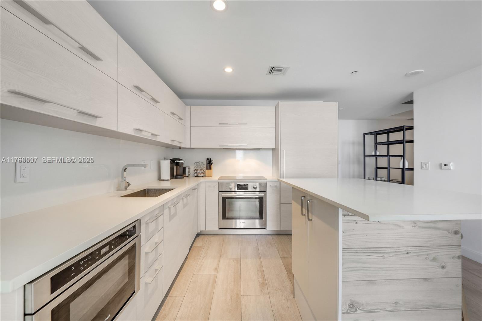 45 SW 9th Street 3702
