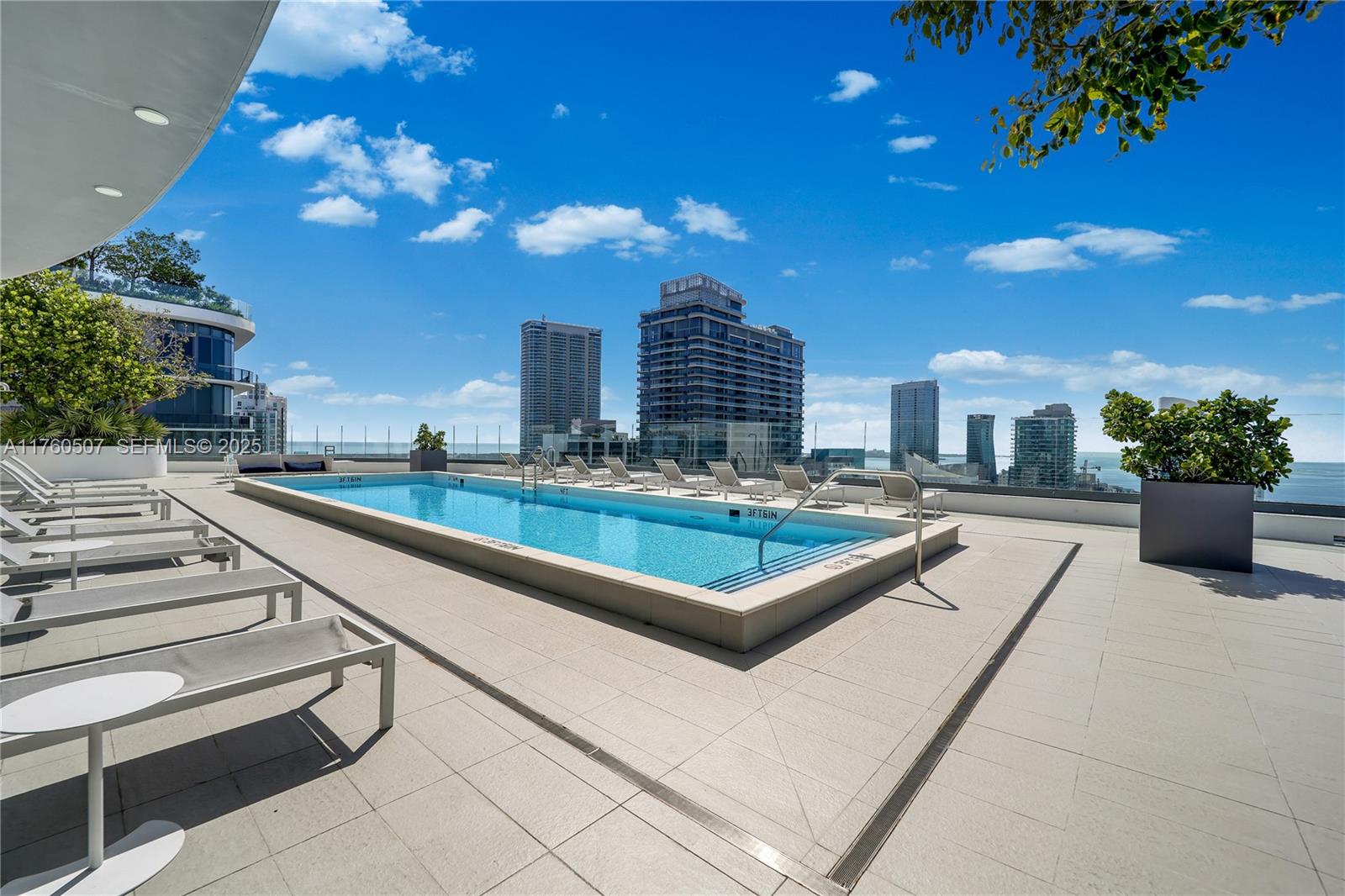 45 SW 9th Street 3702