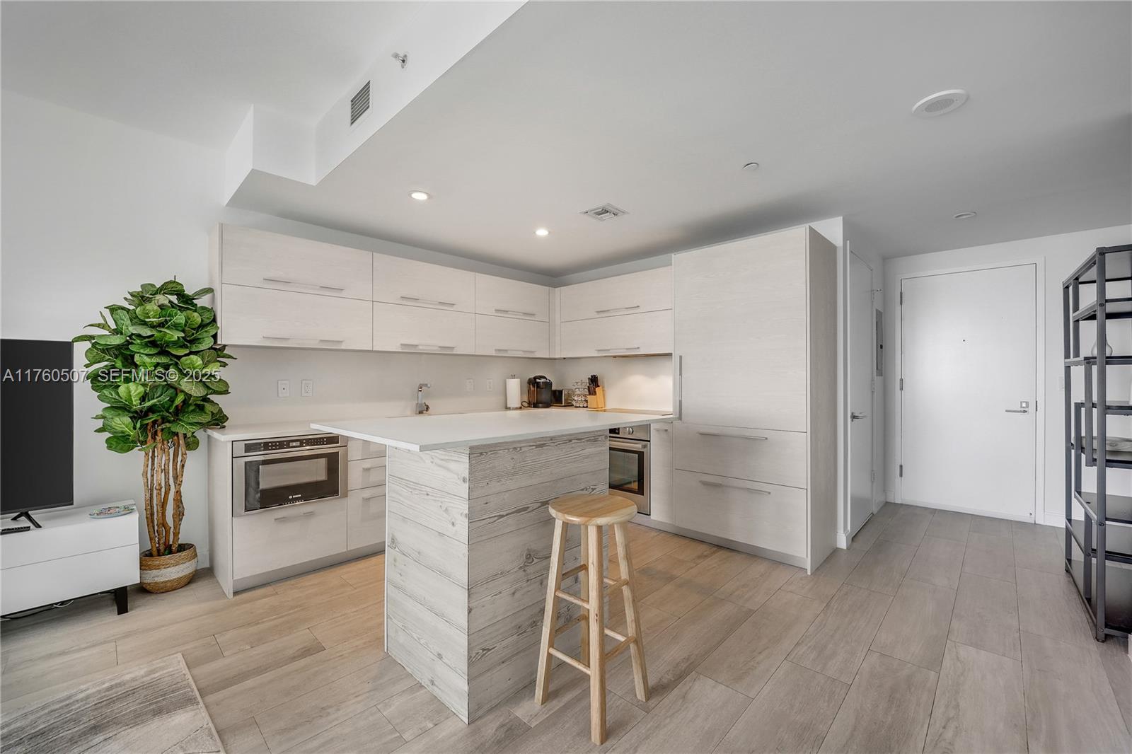 45 SW 9th Street 3702
